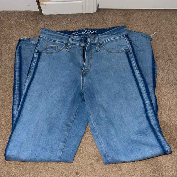 Universal threads jeans with dark wash stripe on the side. - Picture 1 of 4